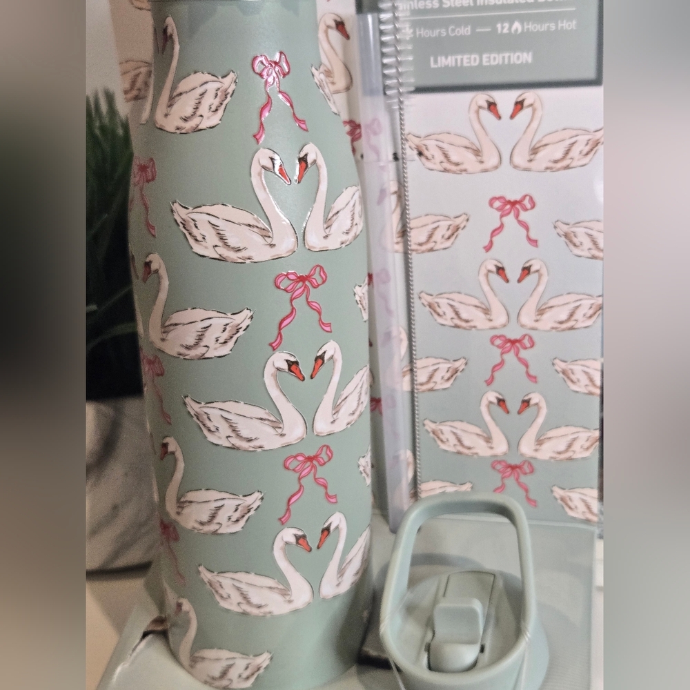 Hydrapeak Allure 25 Insulated Bottle with Swan Design - Picture 2 of 3